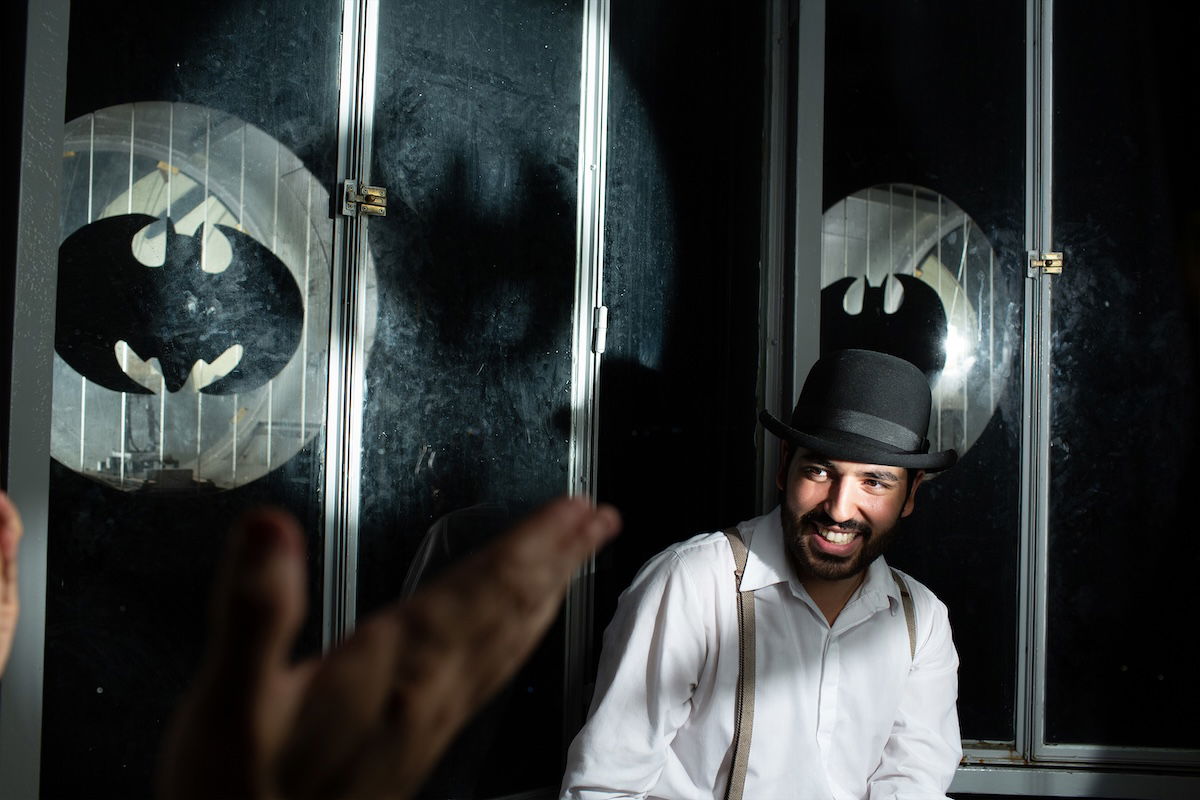 image of man on stage with bowler hat with tungsten preset